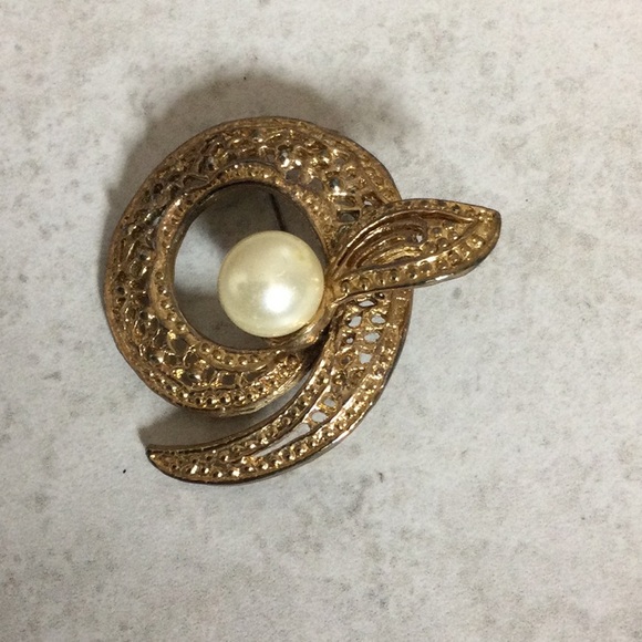 Vintage Gold filigree circle with Pearl brooch - Picture 4 of 7